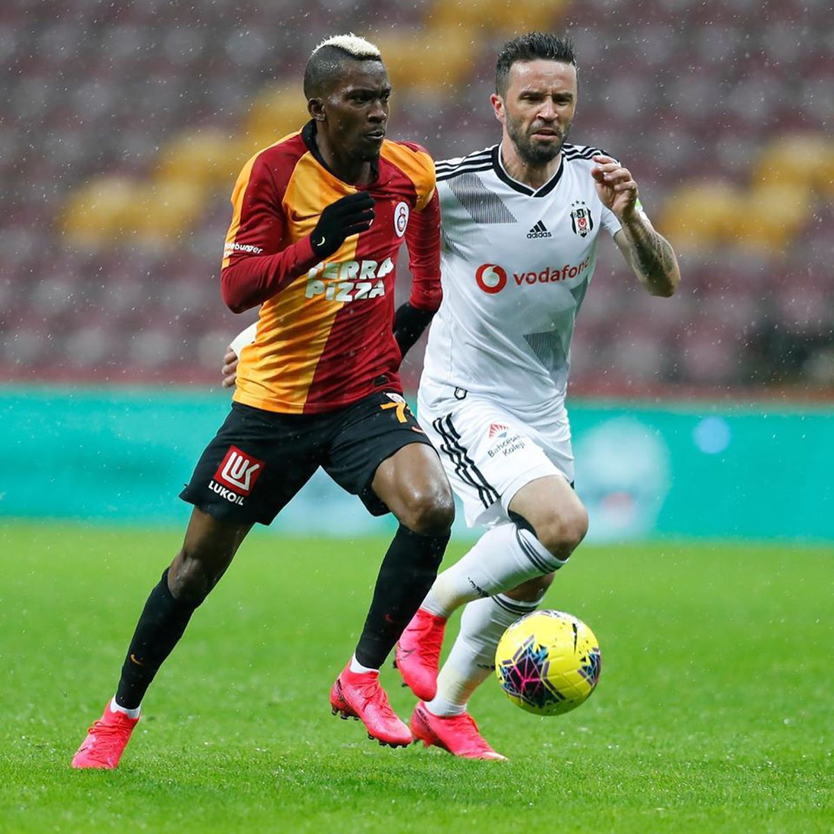 FOTO GALATASARAY - BEȘIKTAȘ 0-0 » Florin Andone a intrat pe final în derby-ul din Turcia, într-unul dintre puținele campionate neîntrerupte de coronavirus