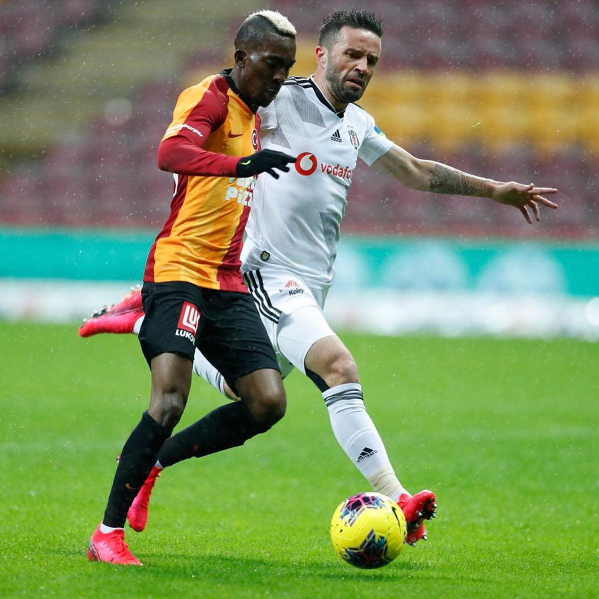 FOTO GALATASARAY - BEȘIKTAȘ 0-0 » Florin Andone a intrat pe final în derby-ul din Turcia, într-unul dintre puținele campionate neîntrerupte de coronavirus