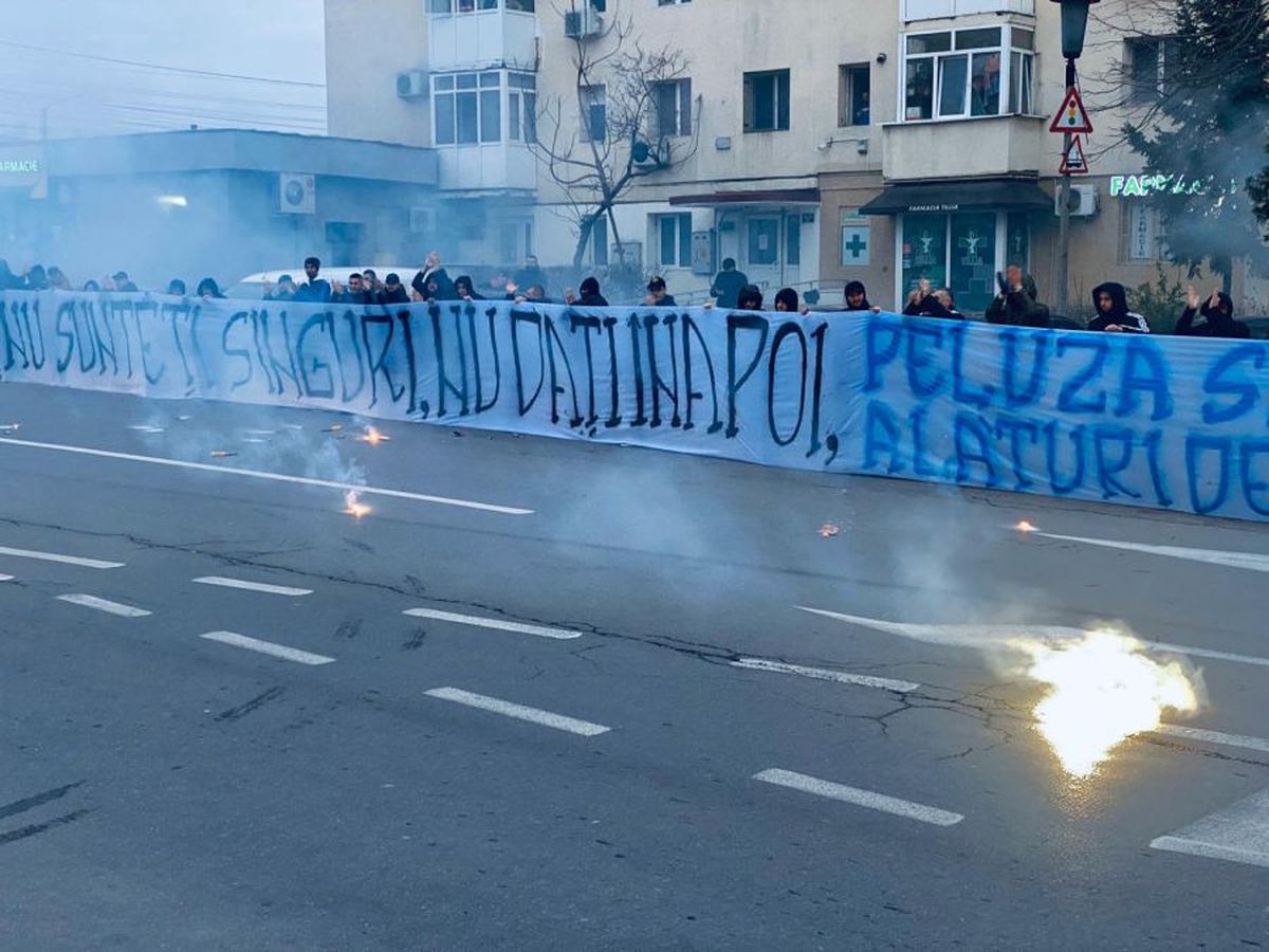 CORONAVIRUS / VIDEO Emoționant! IMAGINILE SERII în România! Ultrași cu torțe la spital, alături de medici în meciul cu pandemia de coronavirus: „Nu sunteți singuri, nu dați înapoi!”