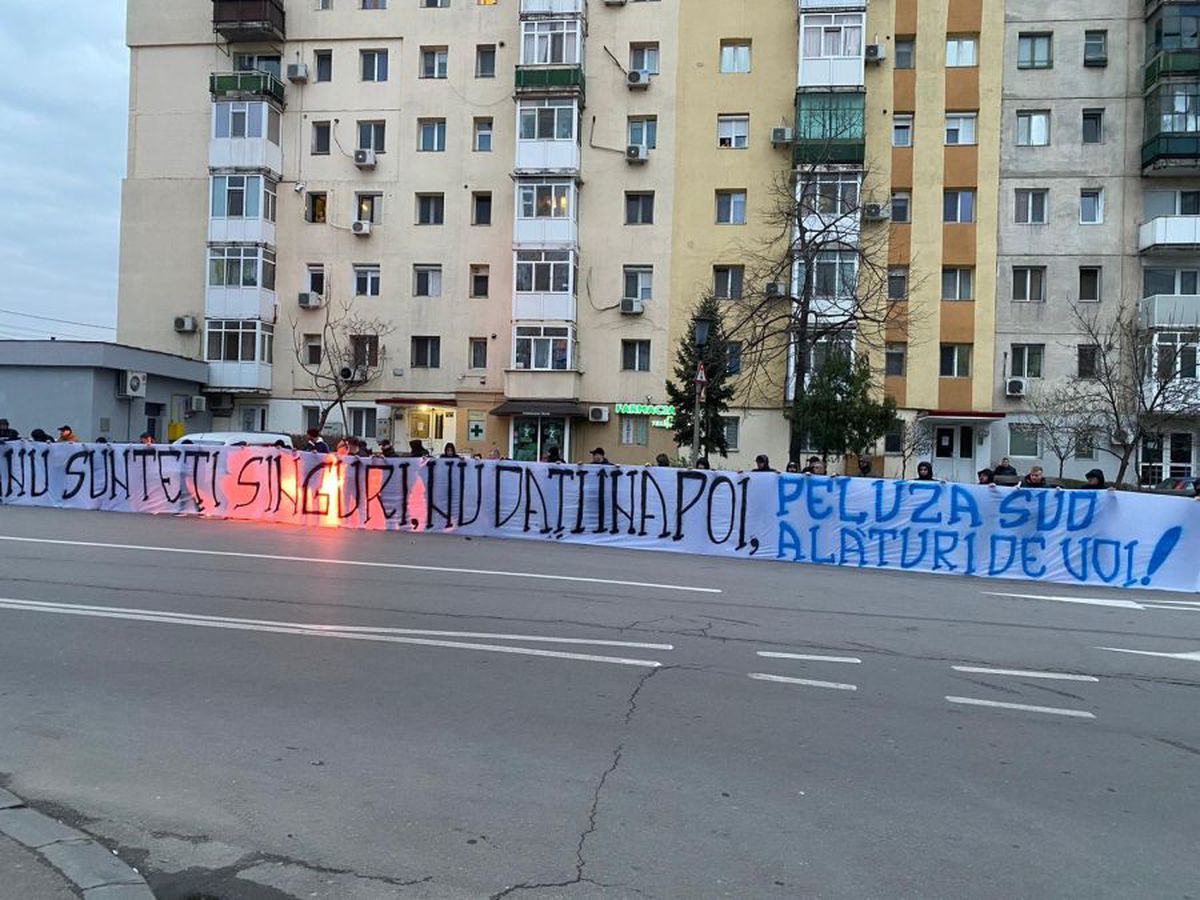 CORONAVIRUS / VIDEO Emoționant! IMAGINILE SERII în România! Ultrași cu torțe la spital, alături de medici în meciul cu pandemia de coronavirus: „Nu sunteți singuri, nu dați înapoi!”