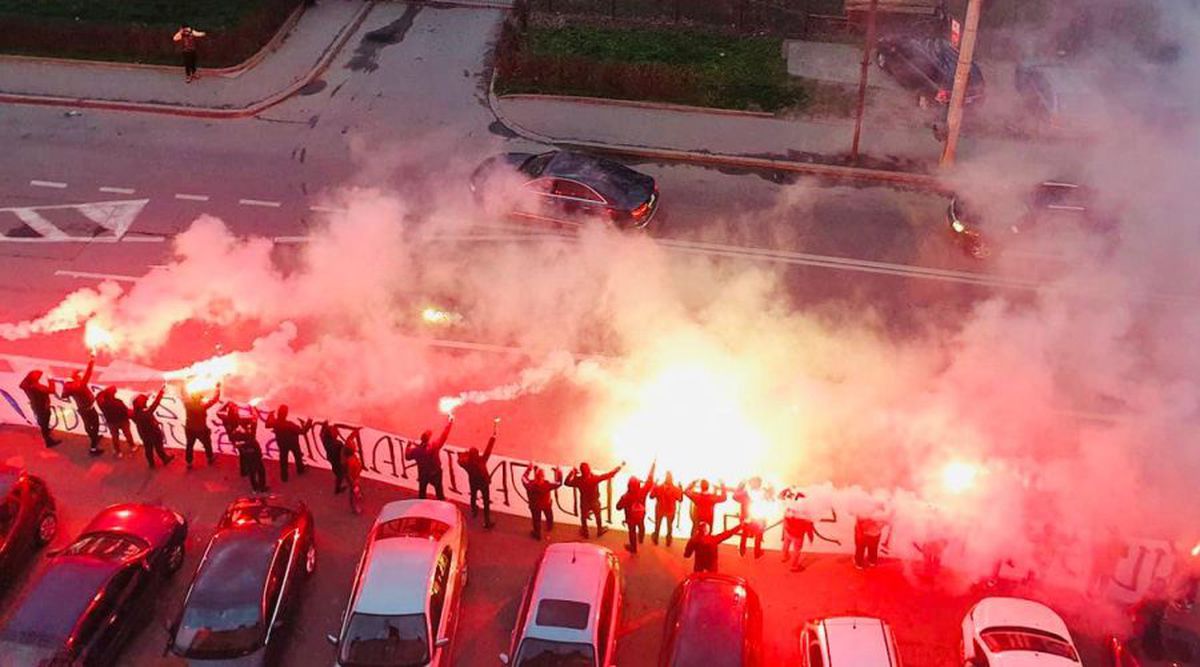 CORONAVIRUS / VIDEO Emoționant! IMAGINILE SERII în România! Ultrași cu torțe la spital, alături de medici în meciul cu pandemia de coronavirus: „Nu sunteți singuri, nu dați înapoi!”