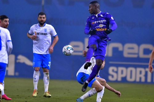 Cephas Malele (violet), în Universitatea Craiova - FC Argeș // foto: Imago