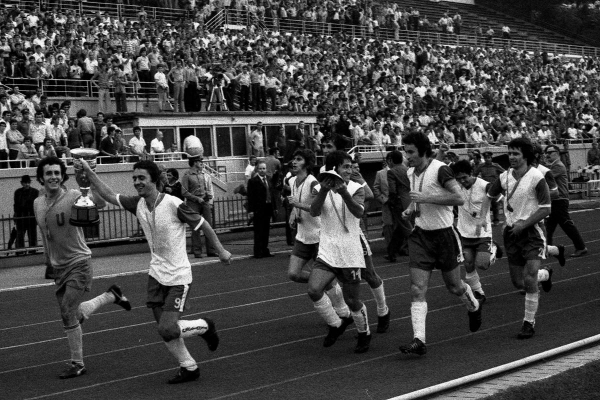 39 de ani de la calificarea Craiovei în semifinalele Cupei UEFA » Secretele eroului Negrilă: câți bani i-a adus golul decisiv, de ce n-a rămas în RFG alături de Marcel Răducanu, din ce motiv l-a luat de păr pe Halagian și ce pensie „nesimțită” are acum