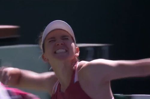 Simona Halep (30 de ani, 26 WTA) a învins-o pe Sorana Cîrstea (31 de ani, 27 WTA), scor 6-1, 6-4, și s-a calificat în sferturile de finală ale turneului de la Indian Wells. Dubla campioană de Grand Slam a sărbătorit în stil mare victoria.