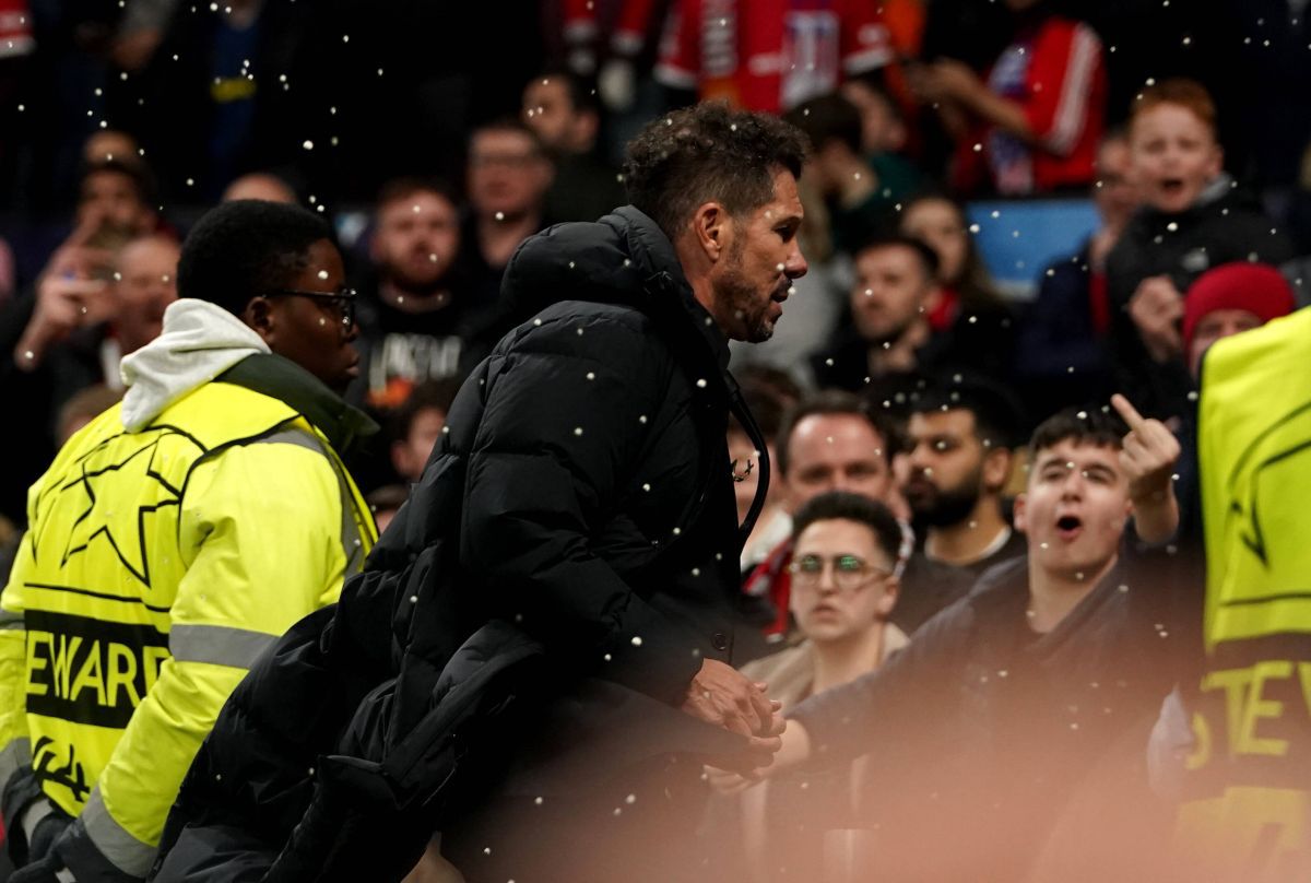 Gesturi golănești la Manchester! Simeone, agresat la final de fanii lui United
