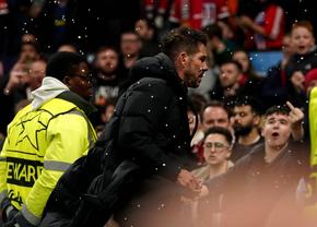 Gesturi golănești la Manchester! Simeone, agresat la final de fanii lui United