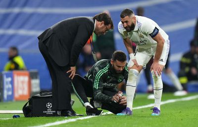 Emoții înainte de Barcelona - Real Madrid  » Karim Benzema, accidentat contra lui Liverpool