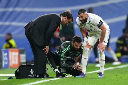 Karim Benzema (35 de ani) a marcat golul de 1-0 în Real Madrid - Liverpool, apoi a fost schimbat din cauza unor dureri la gleznă. Madrilenii s-au calificat în „sferturile” Ligii Campionilor, 6-2 la general contra „cormoranilor”.