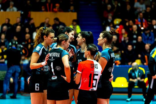 Jucătoarele de la Alba Blaj se felicită după victorie FOTO CEV