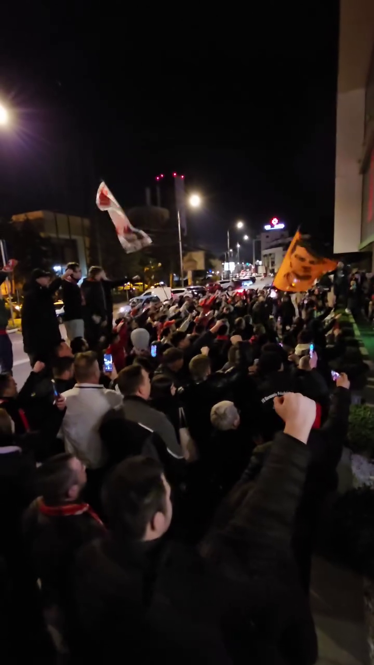 Spectacol total făcut de suporterii lui Dinamo în fața hotelului din Sibiu