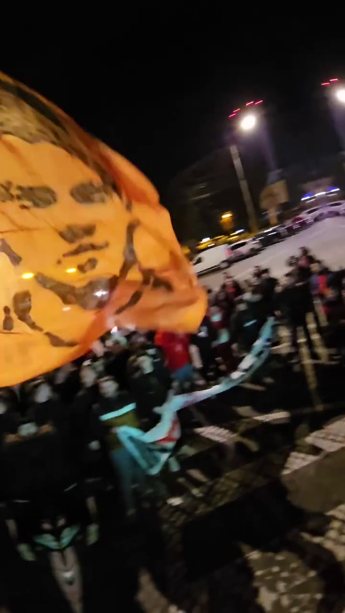 Spectacol total făcut de suporterii lui Dinamo în fața hotelului din Sibiu