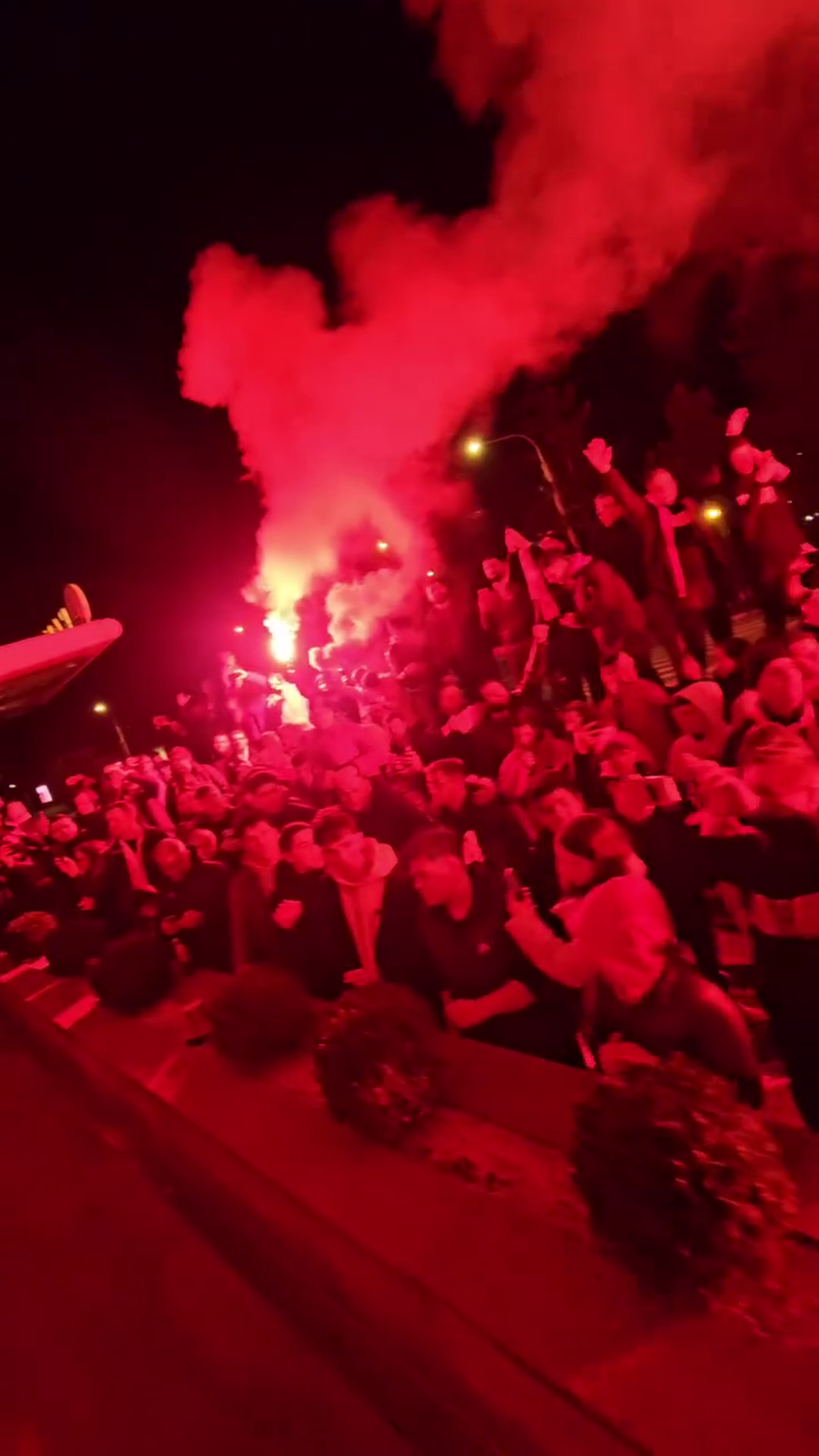 Spectacol total făcut de suporterii lui Dinamo în fața hotelului din Sibiu