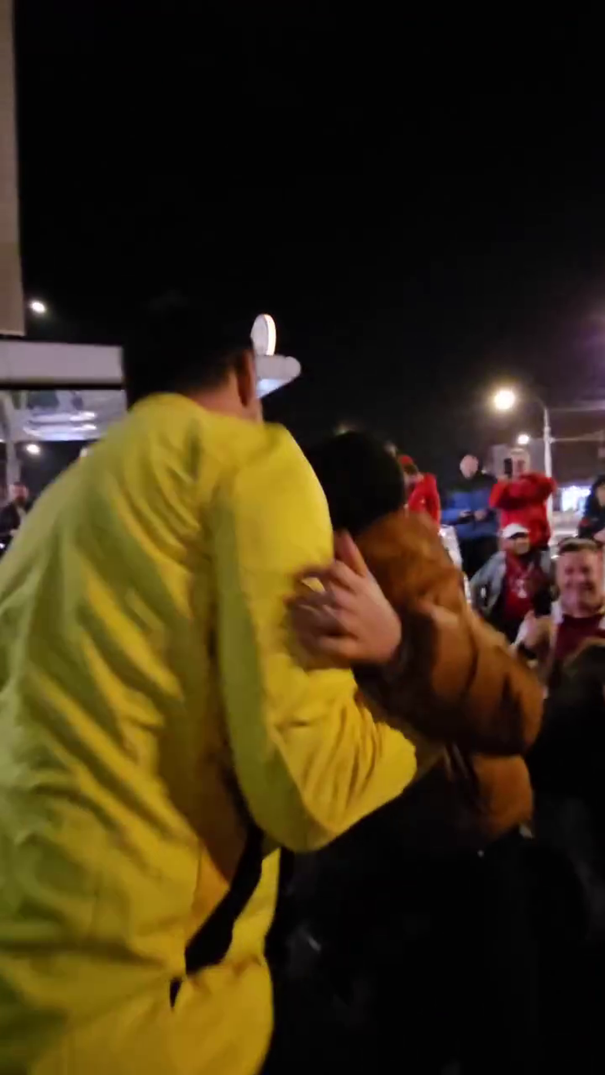 Spectacol total făcut de suporterii lui Dinamo în fața hotelului din Sibiu