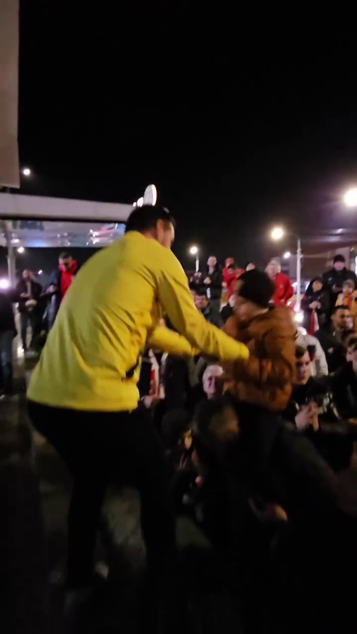 Spectacol total făcut de suporterii lui Dinamo în fața hotelului din Sibiu