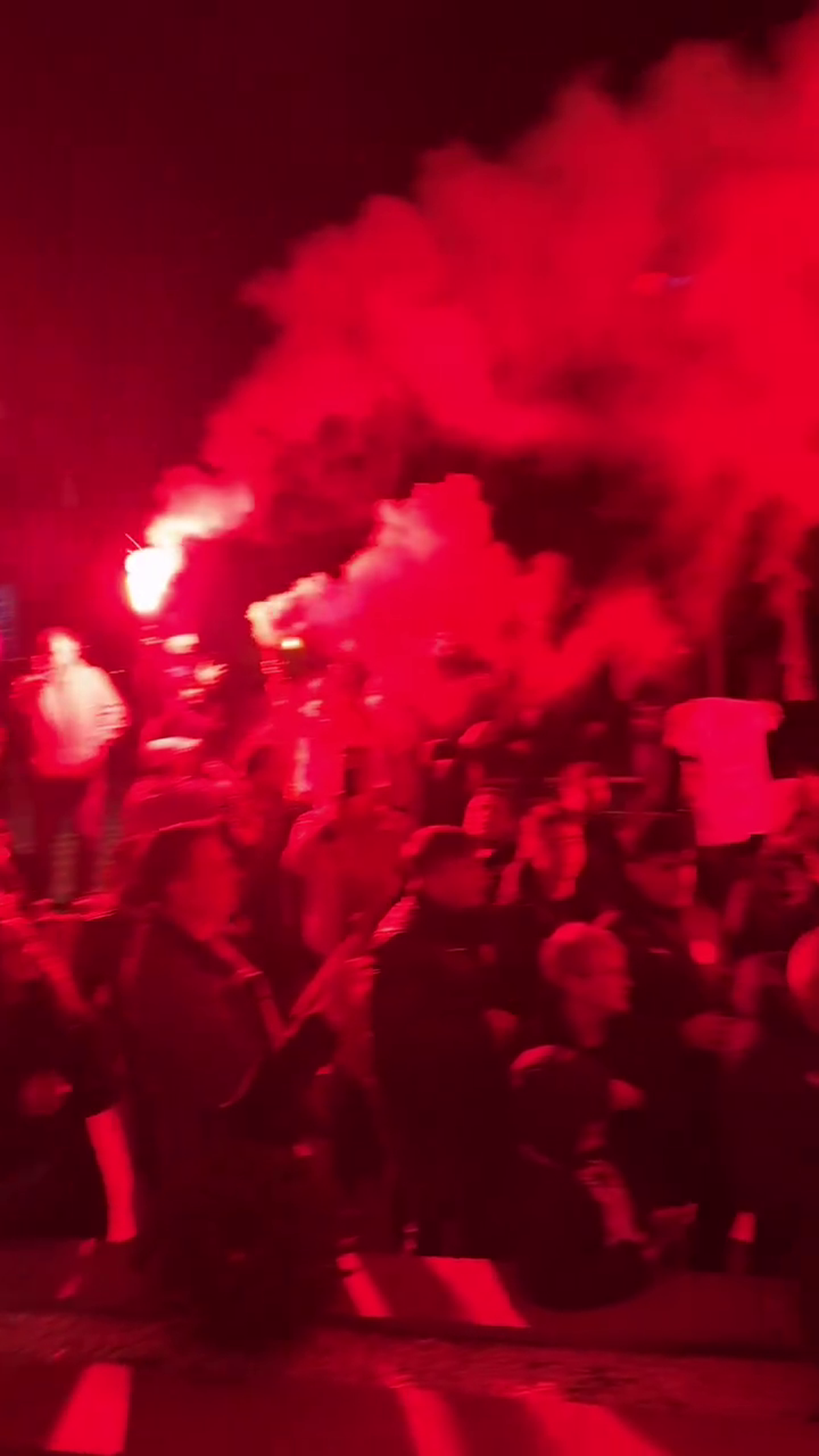 Spectacol total făcut de suporterii lui Dinamo în fața hotelului din Sibiu