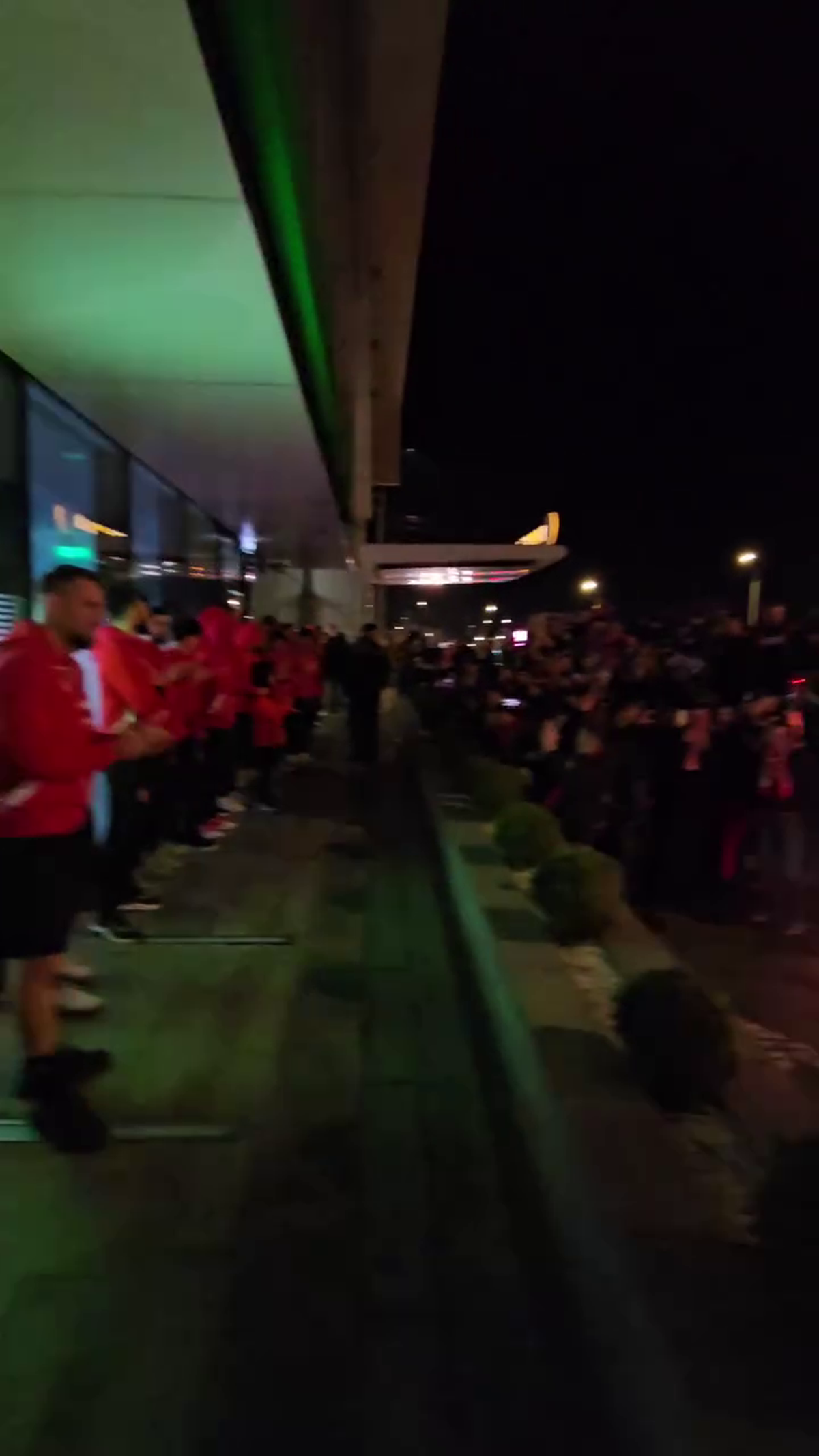 Spectacol total făcut de suporterii lui Dinamo în fața hotelului din Sibiu