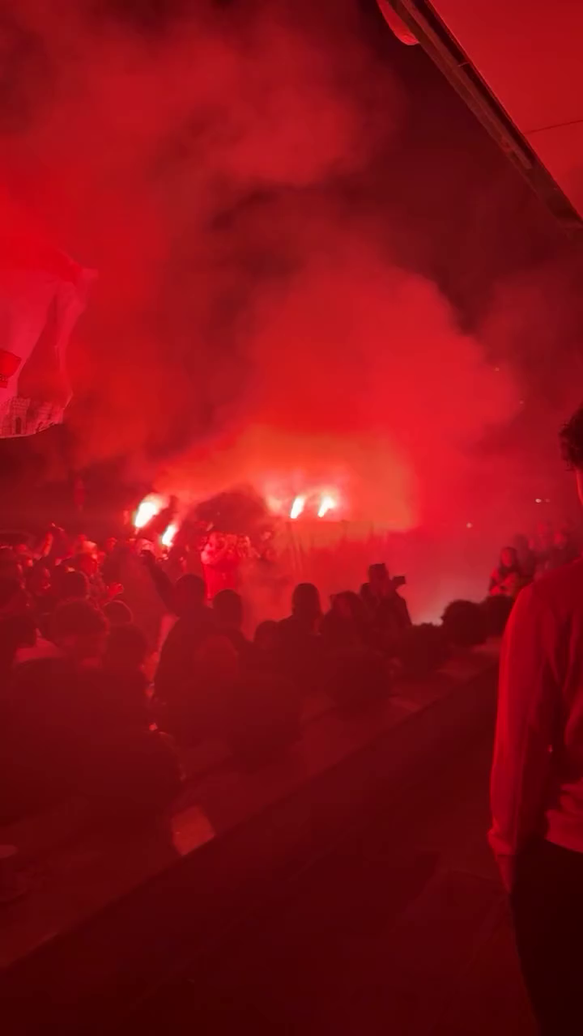 Spectacol total făcut de suporterii lui Dinamo în fața hotelului din Sibiu