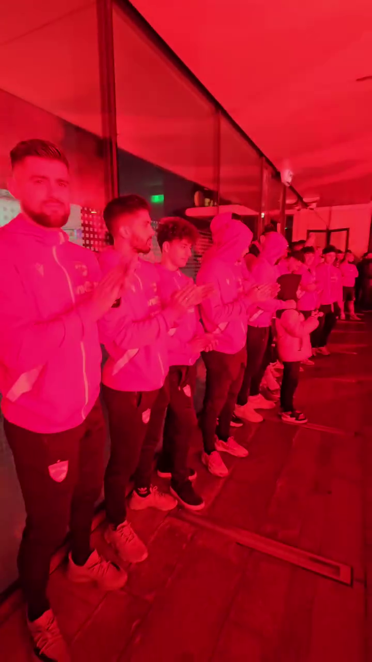 Spectacol total făcut de suporterii lui Dinamo în fața hotelului din Sibiu