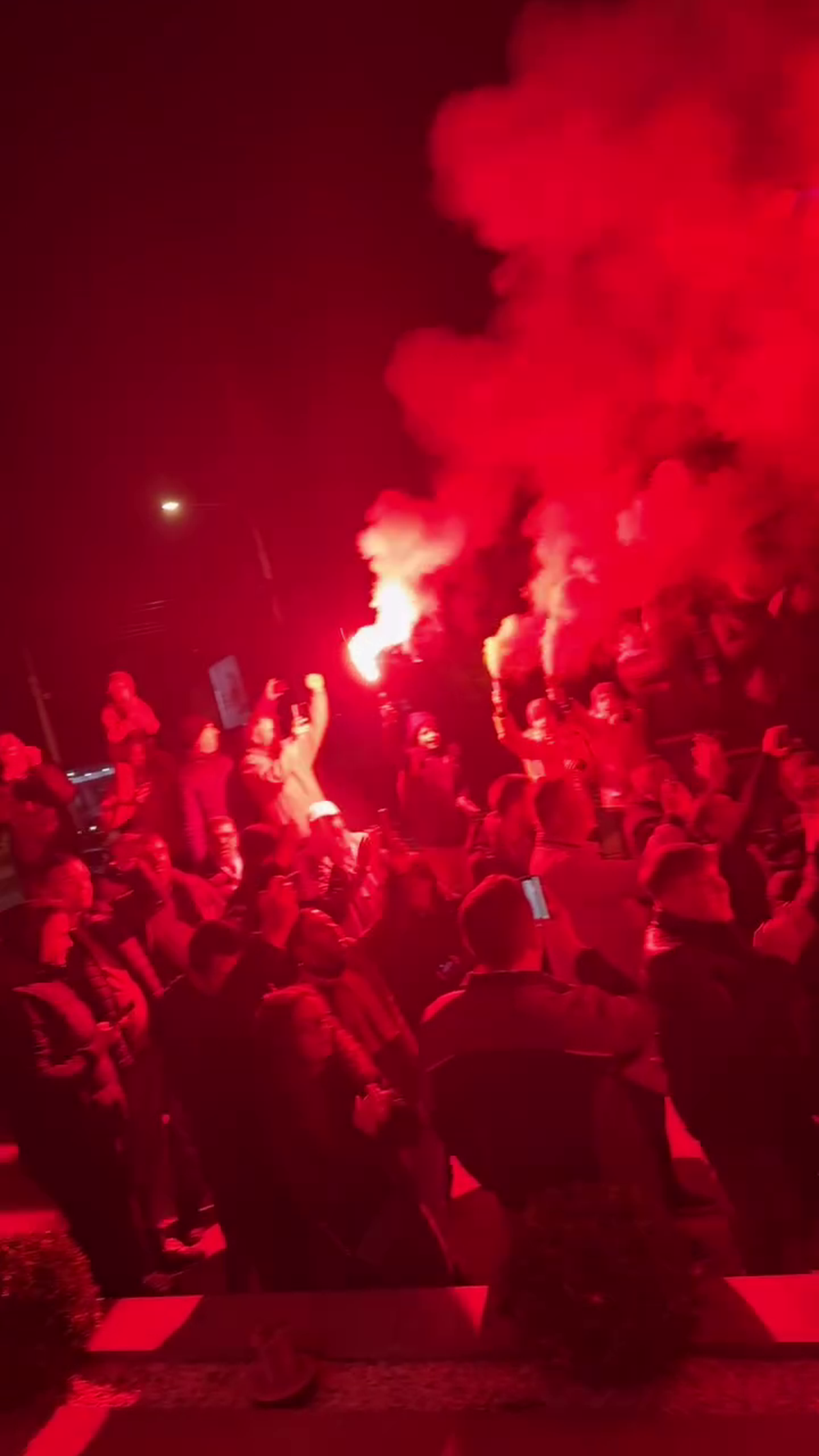 Spectacol total făcut de suporterii lui Dinamo în fața hotelului din Sibiu