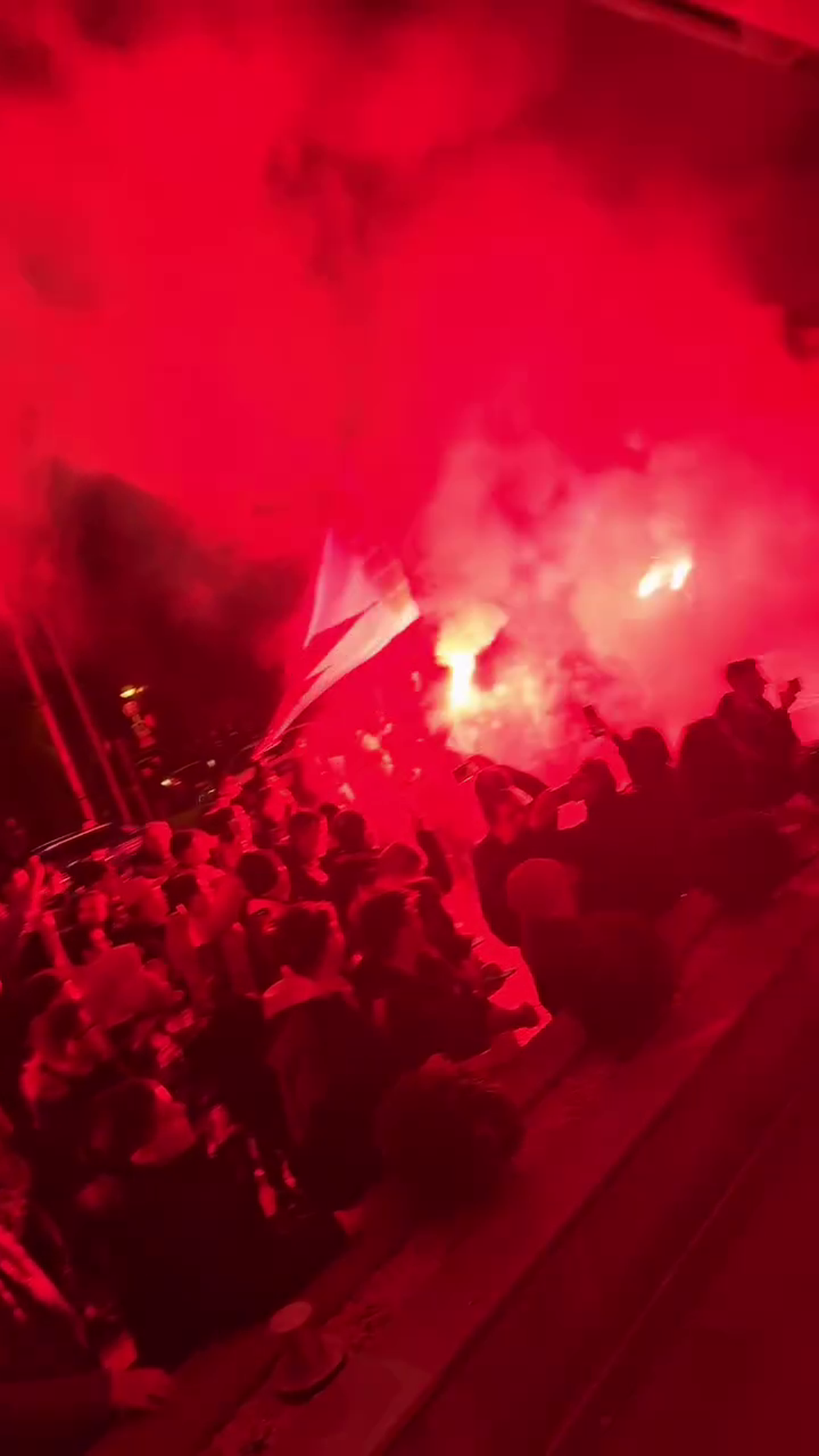 Spectacol total făcut de suporterii lui Dinamo în fața hotelului din Sibiu