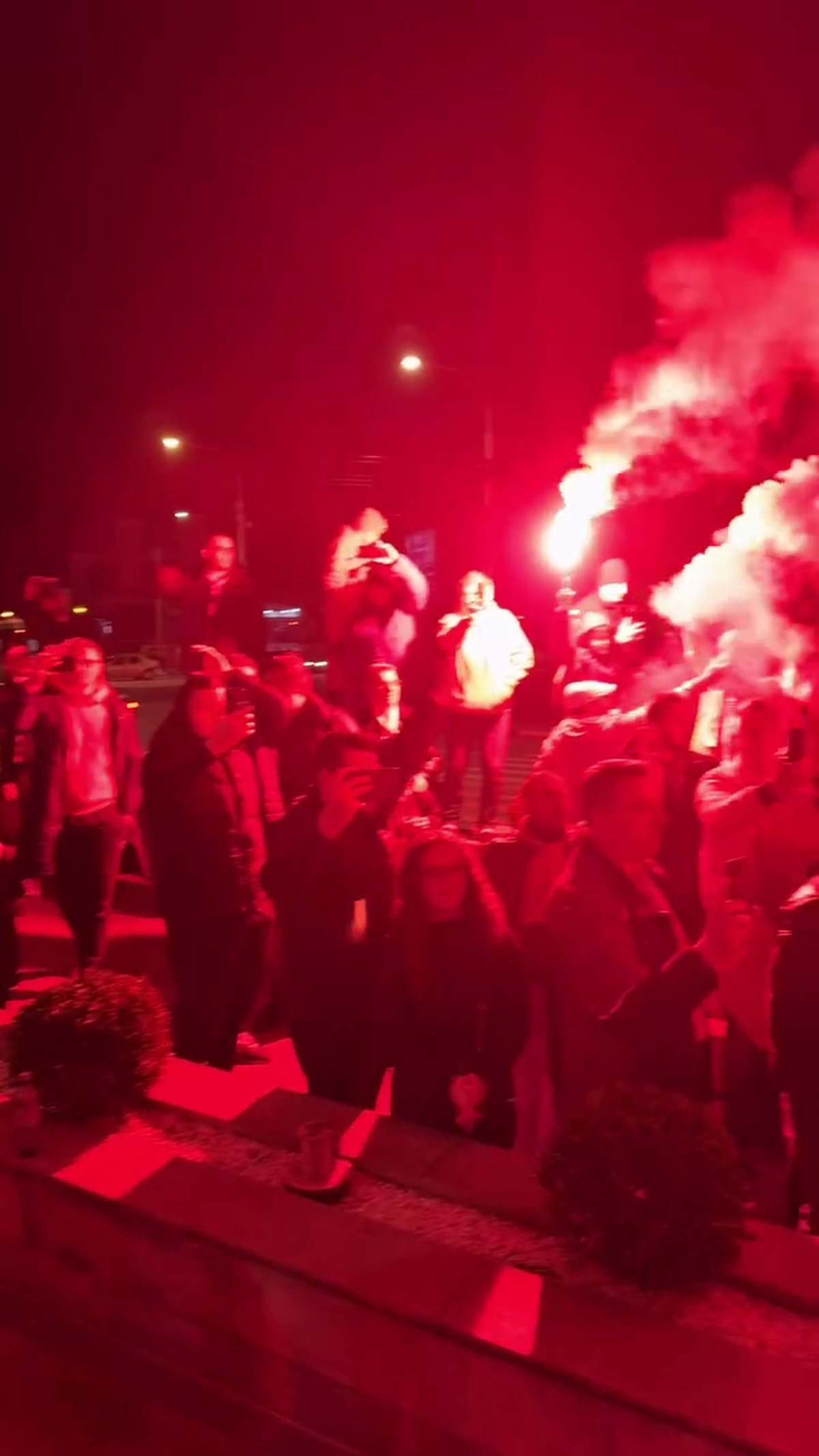 Spectacol total făcut de suporterii lui Dinamo în fața hotelului din Sibiu