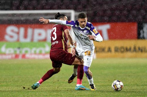 Zorhan Bassong, într-un meci cu CFR Cluj disputat în tricoul lui FC Argeș / Foto: Imago