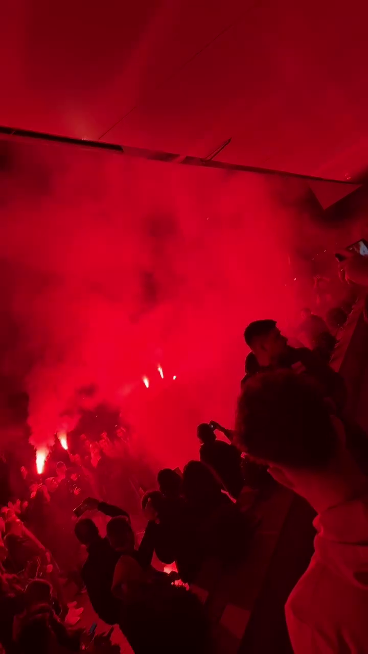 Spectacol total făcut de suporterii lui Dinamo în fața hotelului din Sibiu