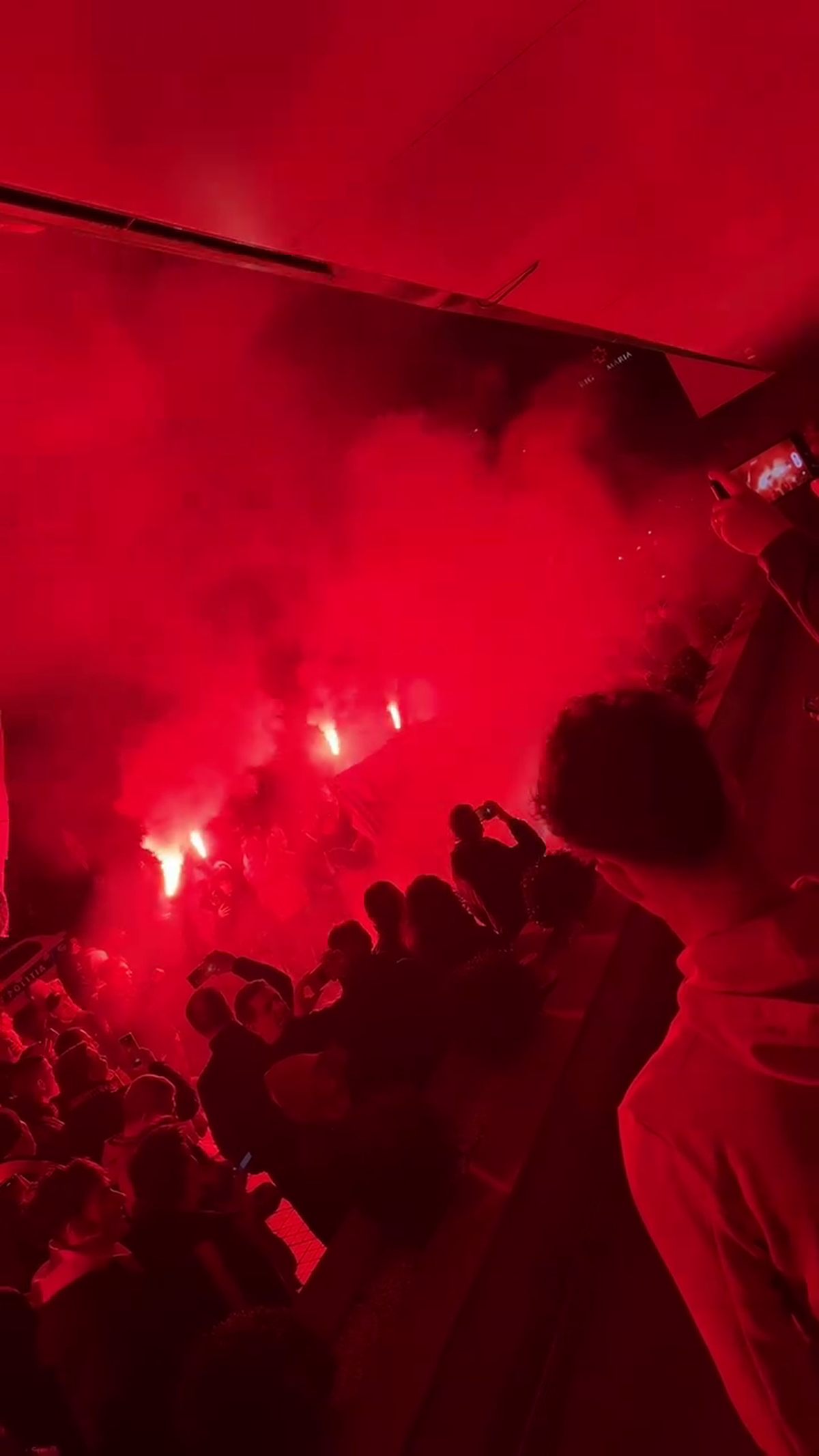 Spectacol total făcut de suporterii lui Dinamo în fața hotelului din Sibiu