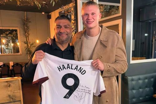 Erling Haaland împreună cu proprietarul restaurantului preferat / Foto: Instagram