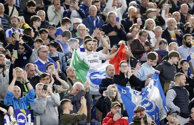 Răspunsul ironic al fanilor britanici după ce ultrașii Romei au afișat un mesaj scandalos la adresa Reginei Angliei