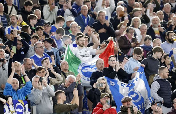 Răspunsul ironic al fanilor britanici după ce ultrașii Romei au afișat un mesaj scandalos la adresa Reginei Angliei