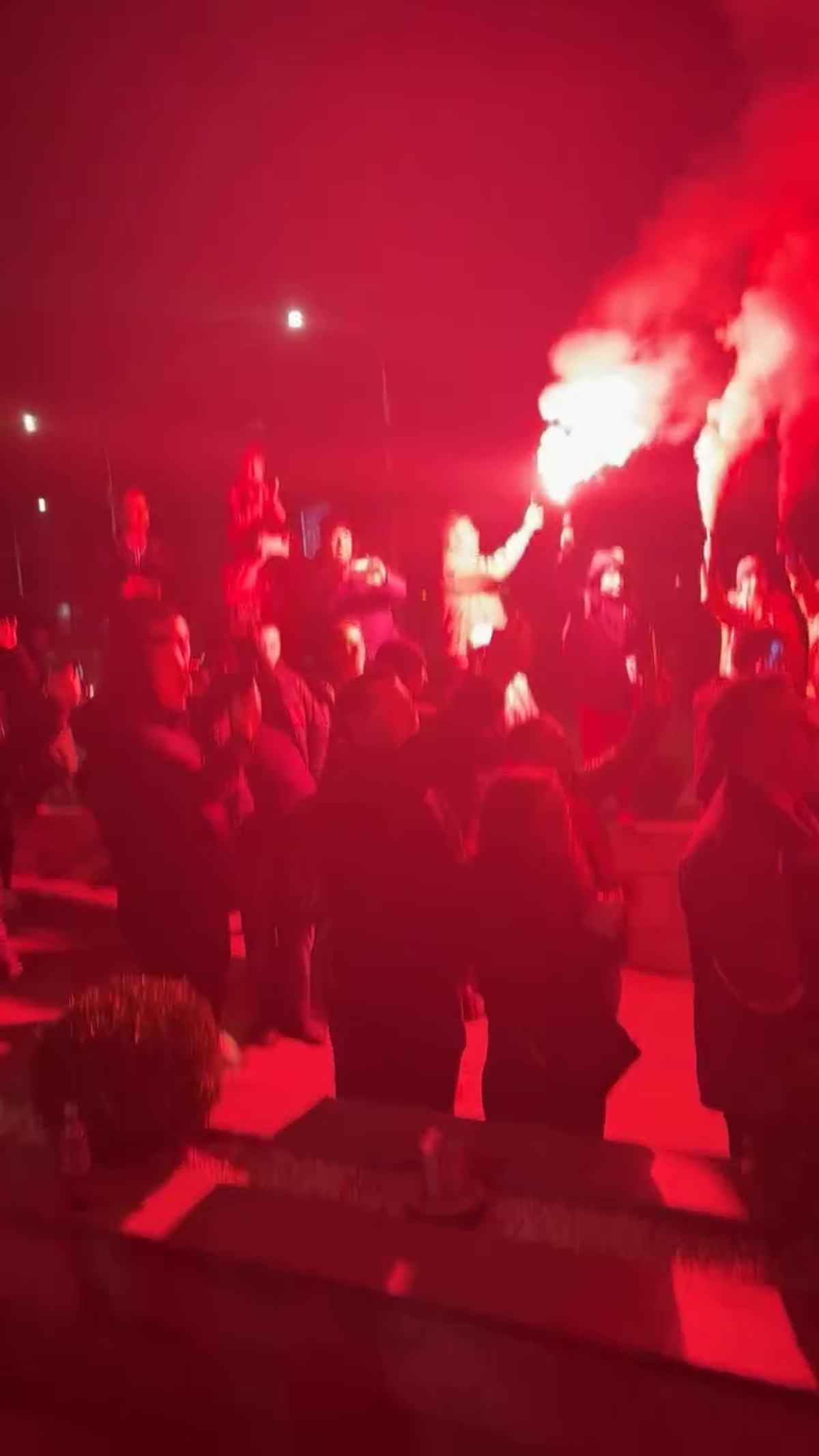 Spectacol total făcut de suporterii lui Dinamo în fața hotelului din Sibiu