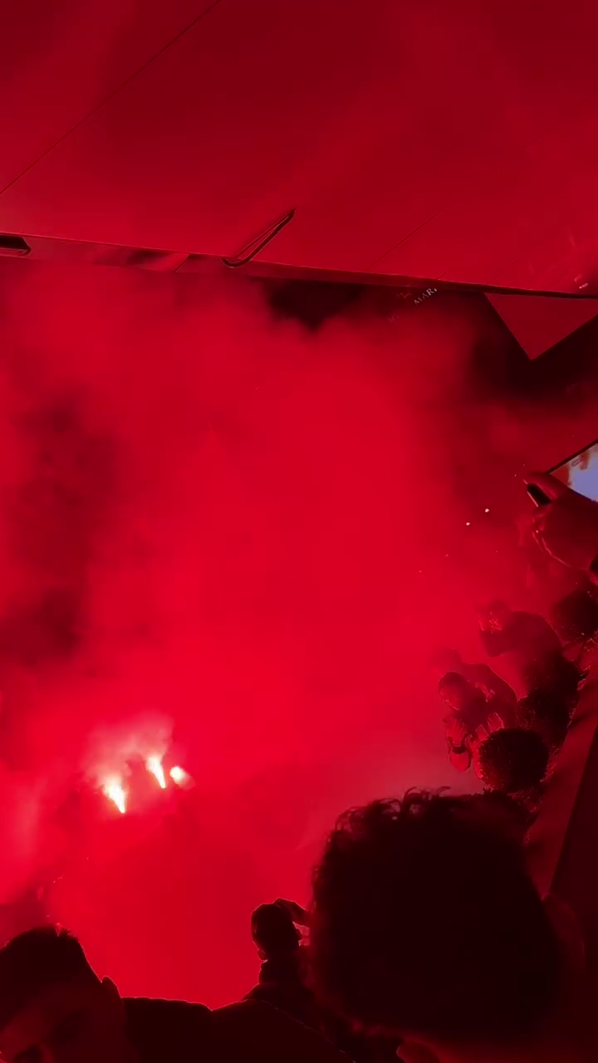 Spectacol total făcut de suporterii lui Dinamo în fața hotelului din Sibiu