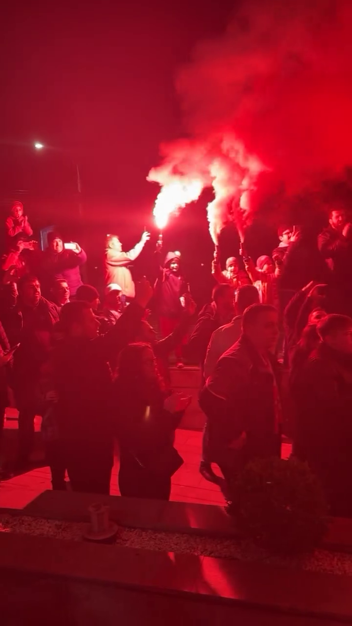 Spectacol total făcut de suporterii lui Dinamo în fața hotelului din Sibiu