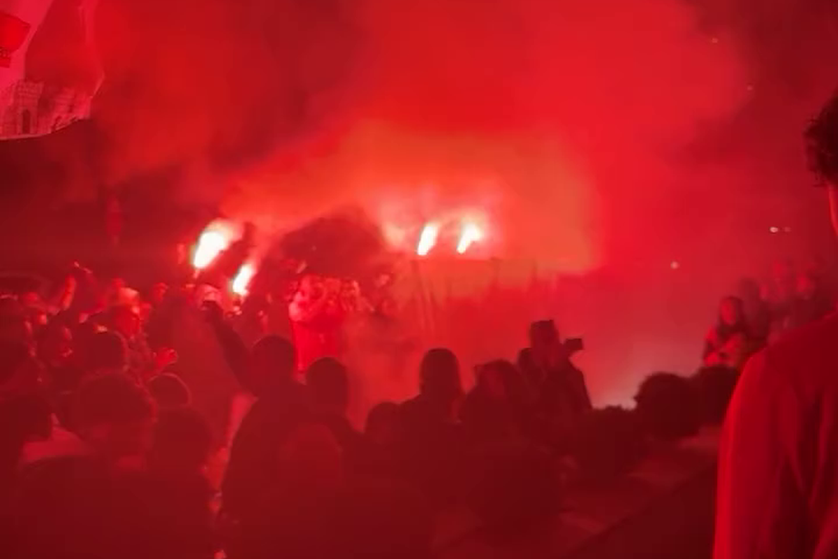 Spectacol total făcut de suporterii lui Dinamo în fața hotelului din Sibiu