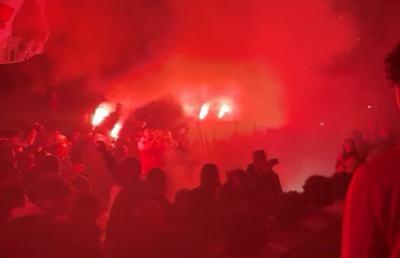 Spectacol total făcut de suporterii lui Dinamo în fața hotelului din Sibiu