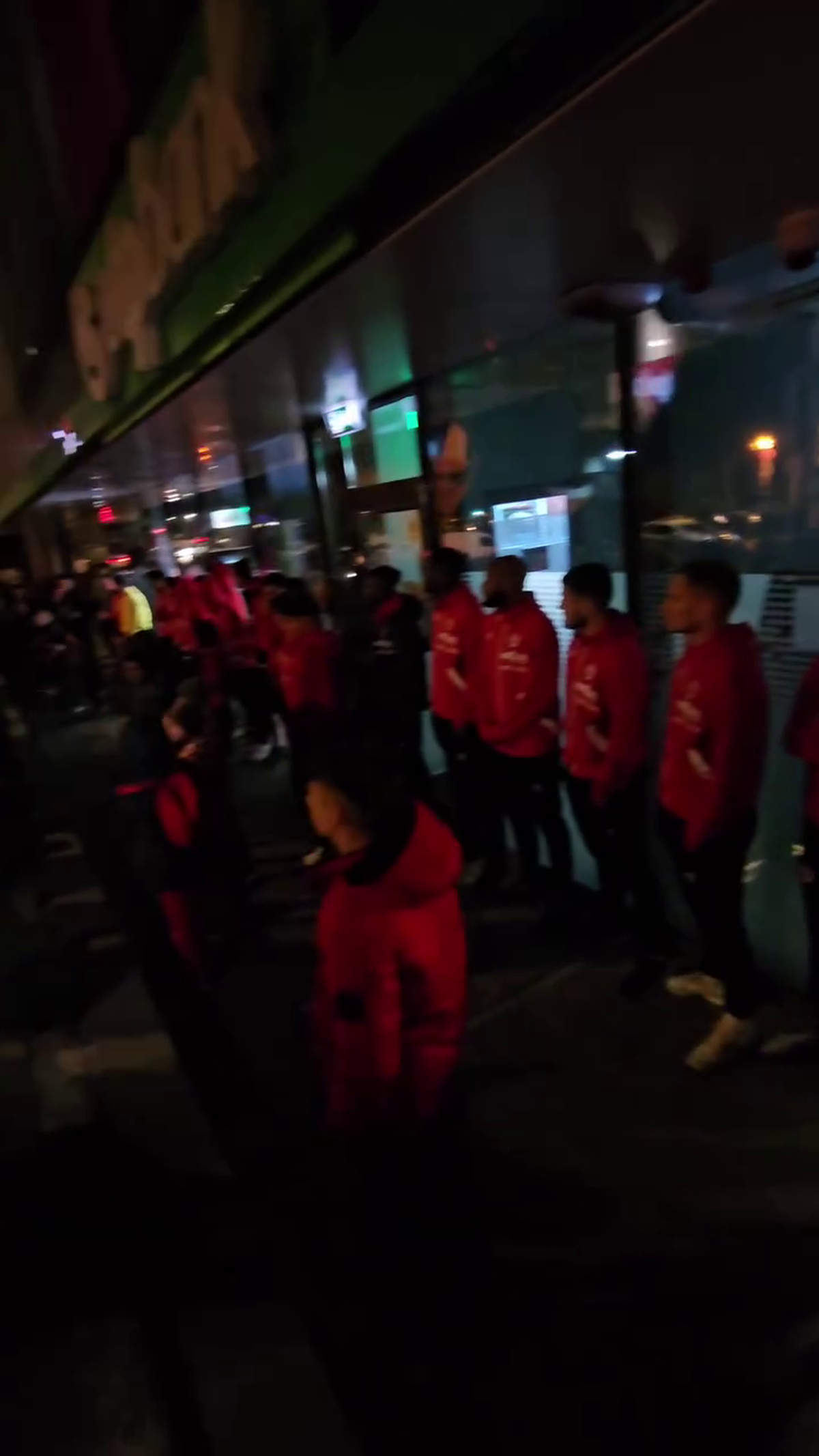 Spectacol total făcut de suporterii lui Dinamo în fața hotelului din Sibiu