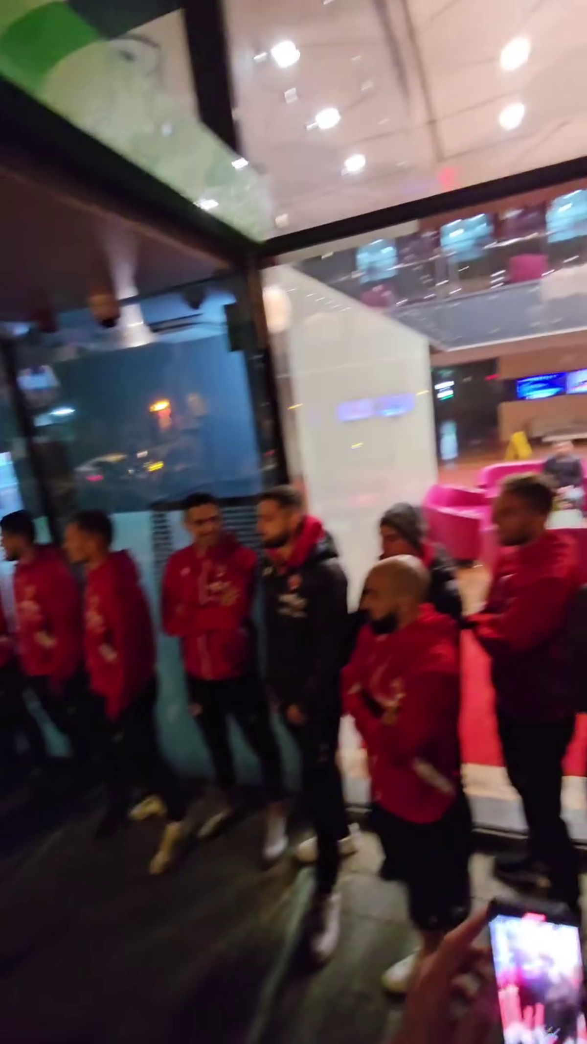 Spectacol total făcut de suporterii lui Dinamo în fața hotelului din Sibiu