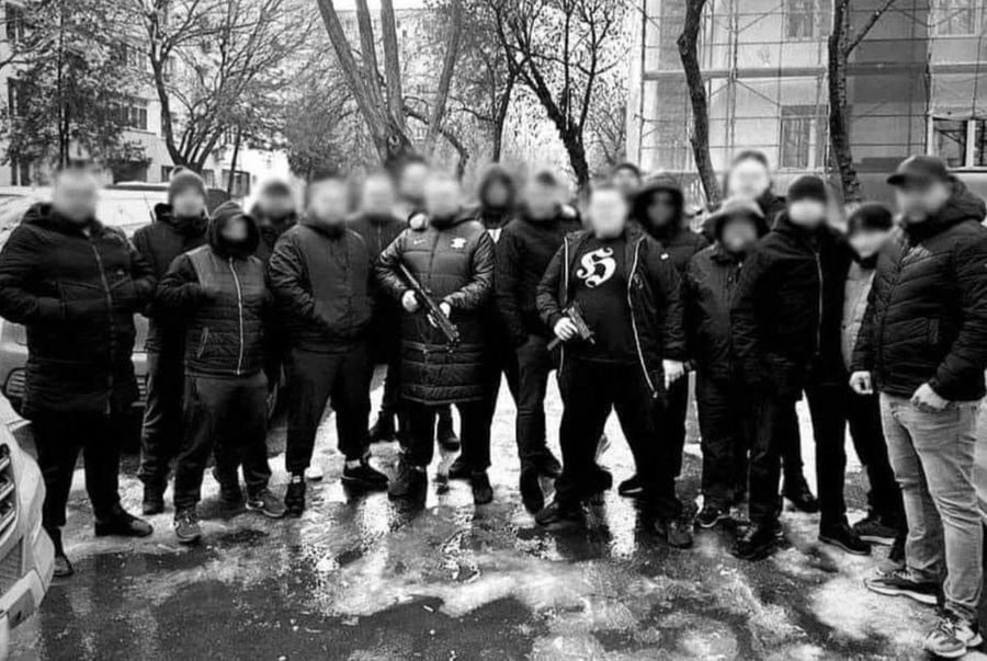 Imagine uluitoare » Antrenor la CS Rapid și ultras în timpul liber, surprins cu arma în mână pe stradă, alături de „locotenenții” lui Liviu Ungurean