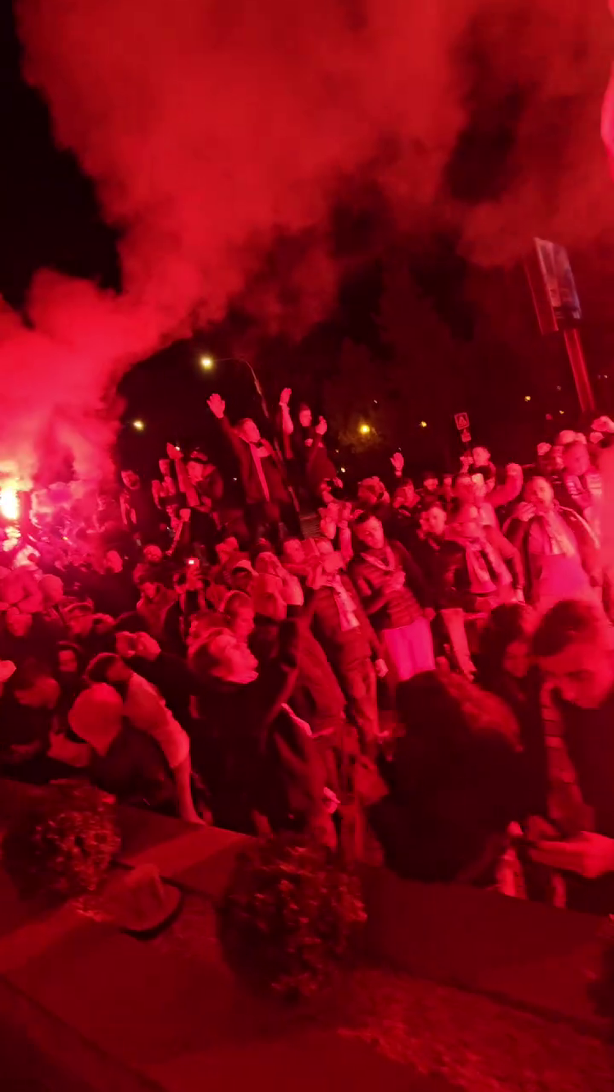 Spectacol total făcut de suporterii lui Dinamo în fața hotelului din Sibiu