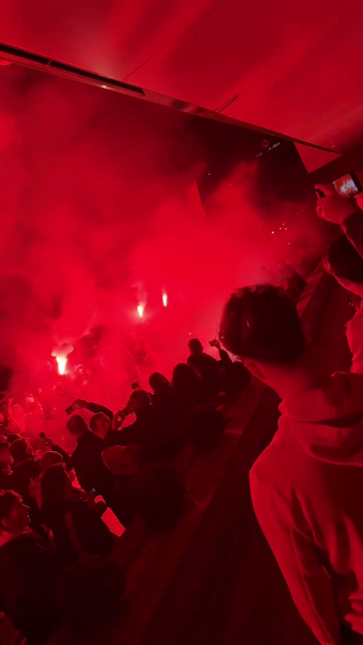 Spectacol total făcut de suporterii lui Dinamo în fața hotelului din Sibiu