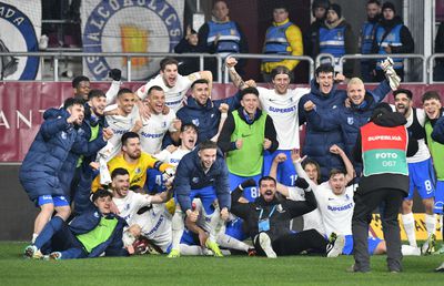 În Giulești, năpasta vine din peluză » Rapid pierde cu Farul și iese din lupta la titlu înainte de a intra! Clasamentul ACUM