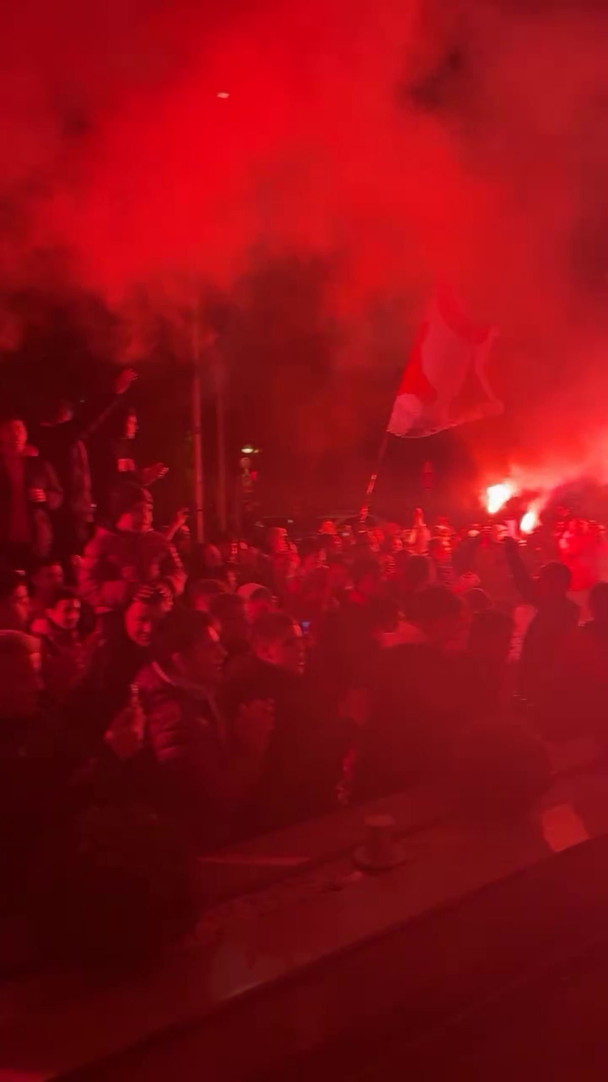 Spectacol total făcut de suporterii lui Dinamo în fața hotelului din Sibiu