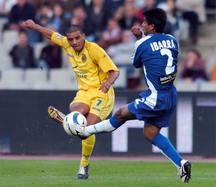 Antonio Guayre (stânga), într-o confruntare cu Hugo Ibarra (Espanyol), în sezonul 2004-2005 din LaLiga / Foto: Imago Acuzații grave făcute de un fost internațional spaniol: „Barcelona mi-a oferit bani negri să semnez contractul”