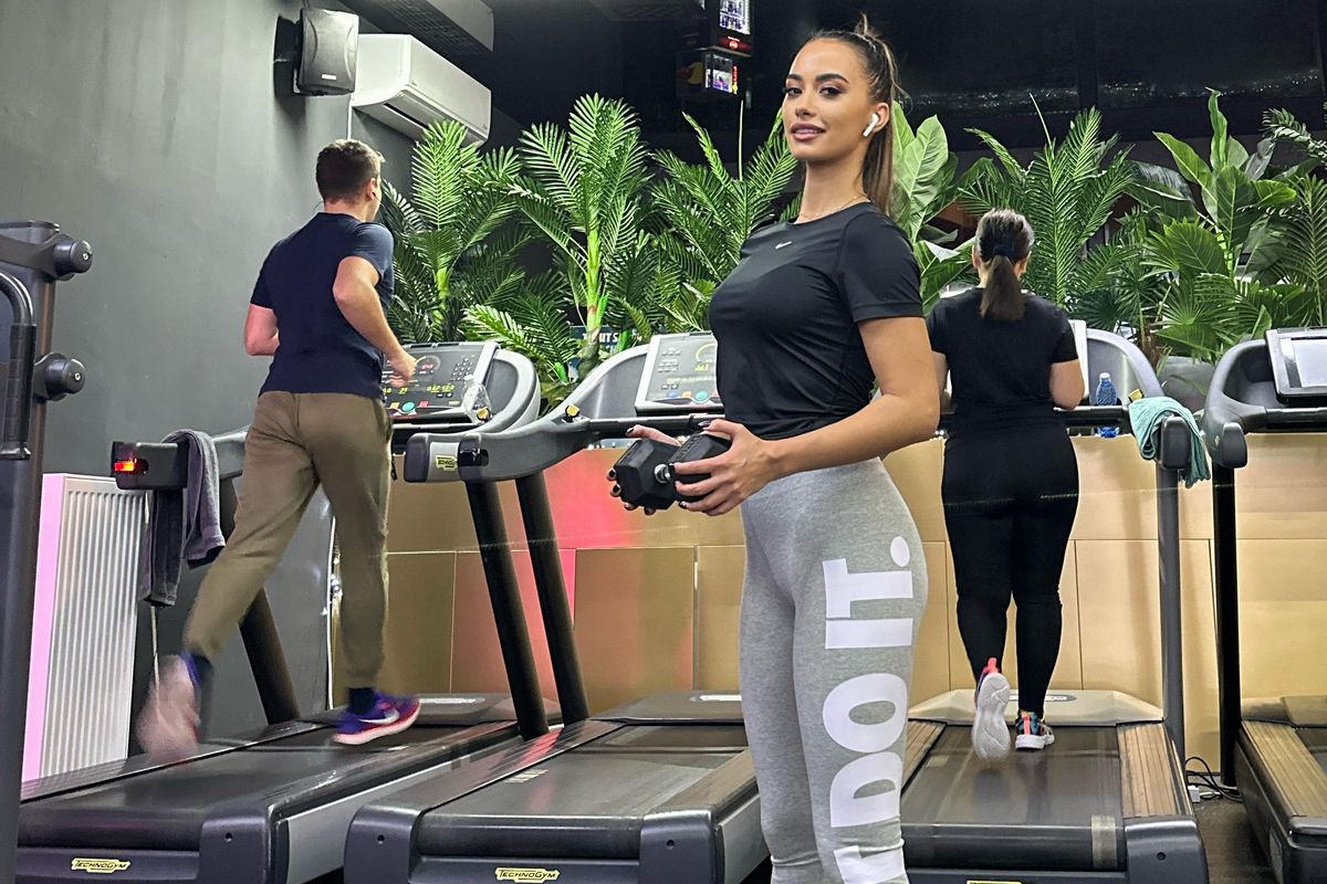 Dimineața la bancă, seară în sală » Secretele Larisei, antrenoare de fitness: „Când am poftă de dulce, asta încerc să mănânc”