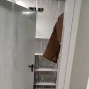 Șuvoaiele revărsate prin tavane au inundat vestiarele, culoarele și birourile din baza de pregătire a Fiorentinei / Foto: X La Repubblica