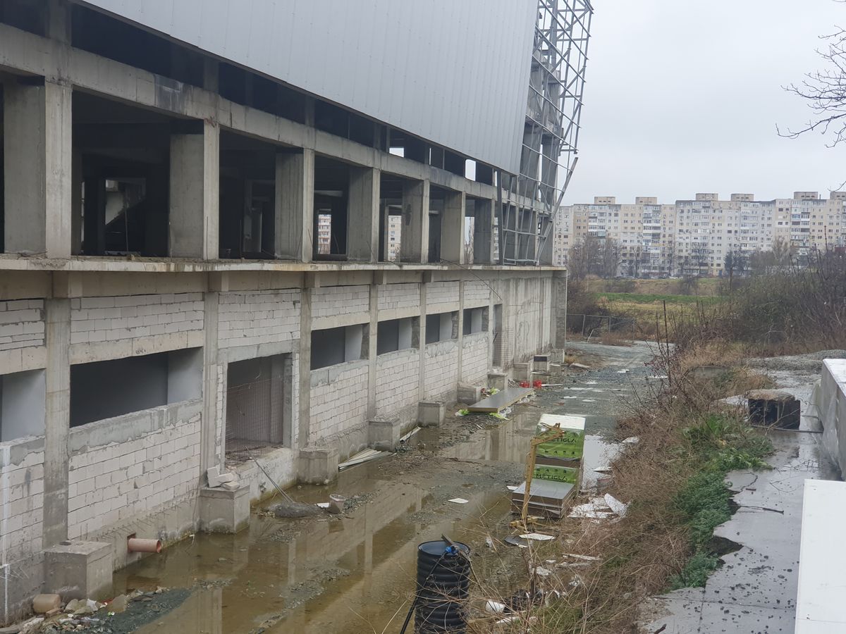 Speranțe pentru polivalenta abandonată din România » Ajunsă o ruină, noua sală a primit undă verde și lucrările urmează să fie reluate
