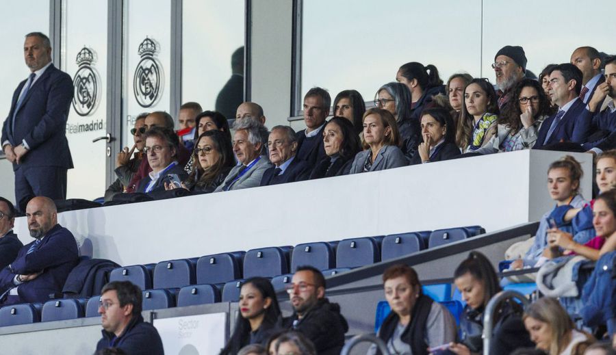 Florentino Perez (78 de ani), asistând în loja de pe arena Alfredo Di Stefano, la un derby feminin Real Madrid - Barcelona / Foto: Imago După modelul Becali! Cum e tratată echipa feminină la un mare club » Interzis pe stadion, deplasări cu trenul!