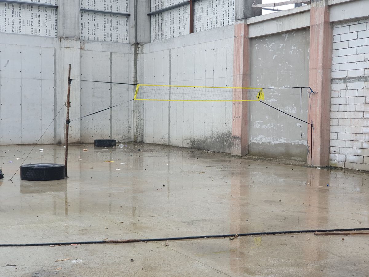 Speranțe pentru polivalenta abandonată din România » Ajunsă o ruină, noua sală a primit undă verde și lucrările urmează să fie reluate