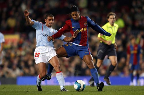 Antonio Guayre, întri-un duel cu Ronaldinho din ianuarie 2007, Barcelona - Celta Vigo 3-1 pe Camp Nou / Foto: Imago